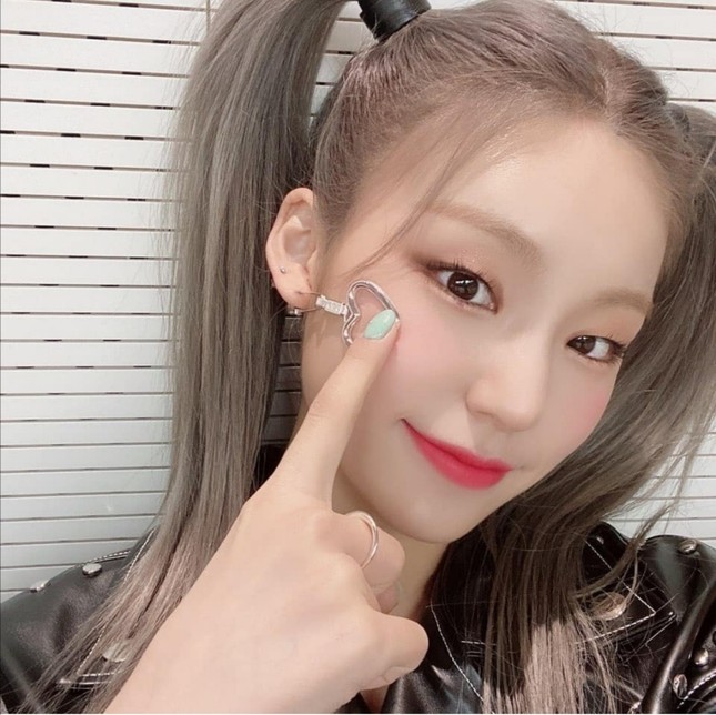 Xinh xắn, trẻ trung lại “bao” mát, bảo sao các nữ idol thích buộc tóc kiểu “bé gái“ ảnh 7