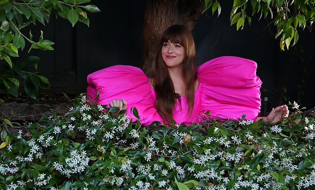 Diễn viên “50 Sắc Thái” Dakota Johnson ngọt ngào như một đoá hoa trong trang phục Công Trí ảnh 1