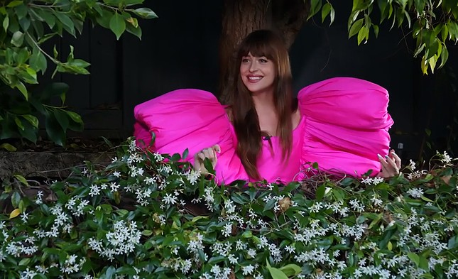 Diễn viên “50 Sắc Thái” Dakota Johnson ngọt ngào như một đoá hoa trong trang phục Công Trí ảnh 2