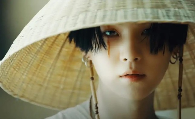 Sắp lọt Top 10 Billboard với D-2, SUGA vẫn gặp rắc rối khá nghiêm trọng với một ca khúc ảnh 1