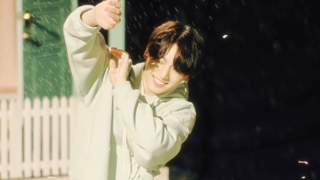 BTS ôn nhu dịu dàng đúng chuẩn “boyfriend” trong MV tiếng Nhật "Stay Gold" ảnh 3