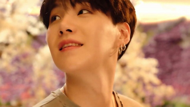 BTS ôn nhu dịu dàng đúng chuẩn “boyfriend” trong MV tiếng Nhật "Stay Gold" ảnh 15