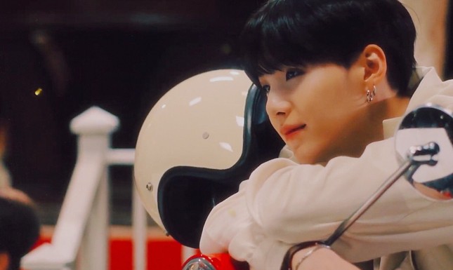 BTS ôn nhu dịu dàng đúng chuẩn “boyfriend” trong MV tiếng Nhật "Stay Gold" ảnh 17