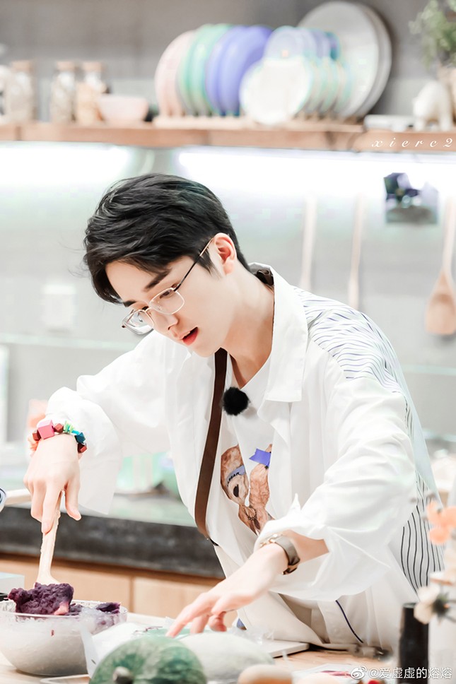 Ngoài đời Trương Tân Thành (Lấy Danh Nghĩa Người Nhà) cũng thích style “cưa sừng làm nghé“ ảnh 8