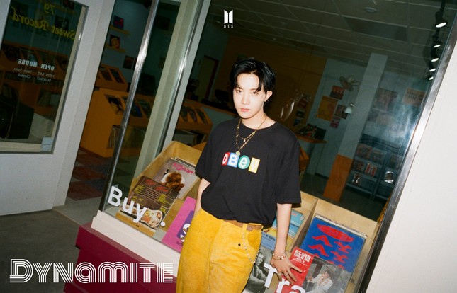 Chưa đầy 12 giờ sau khi phát hành MV Dynamite, BTS đã rải “thính” về một MV Dynamite khác ảnh 5
