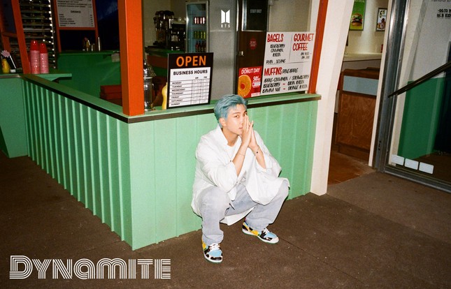 Chưa đầy 12 giờ sau khi phát hành MV Dynamite, BTS đã rải “thính” về một MV Dynamite khác ảnh 4