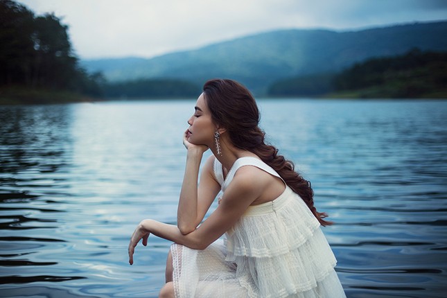 Hồ Ngọc Hà mang bầu vẫn không ngại lội xuống hồ thực hiện bộ ảnh đẹp mê hồn cho album mới ảnh 7