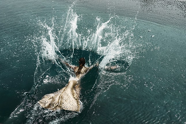 H'Hen Niê đẹp như nữ thần thiên nhiên trong bộ ảnh kết hợp cùng NTK Lê Thanh Hòa ảnh 1