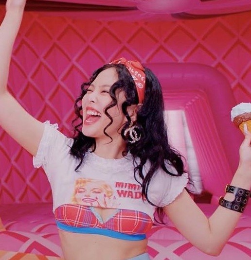 Stylist có quá táo bạo khi cho Jennie BLACKPINK “khoe” áo lót trong MV “Ice Cream”? ảnh 3