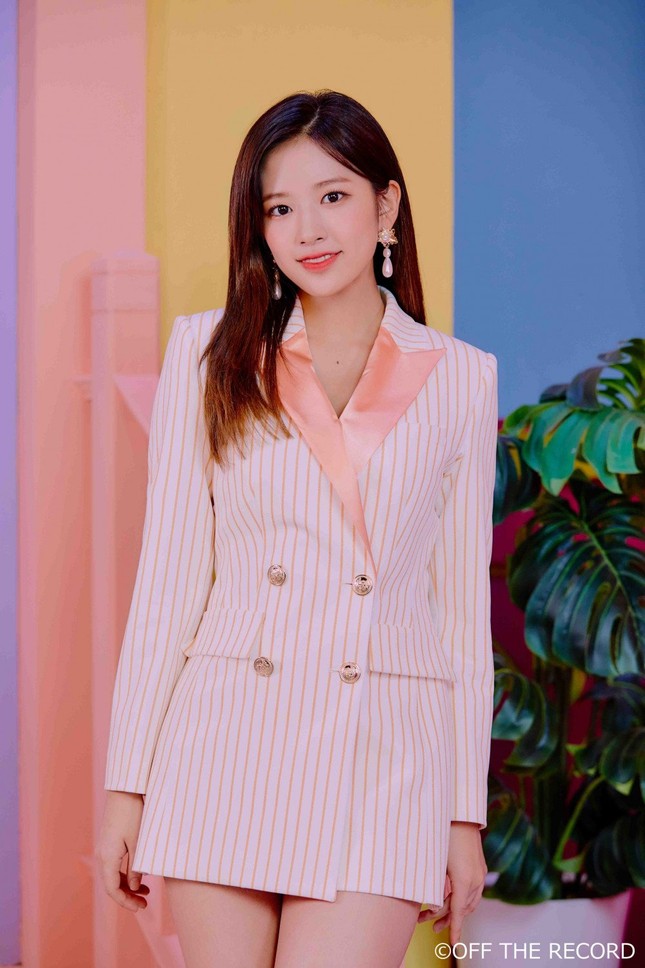 IZ*ONE bị chê ăn mặc "bảo thủ, thiếu trẻ trung" trong loạt ảnh nhá hàng cho album mới ảnh 3