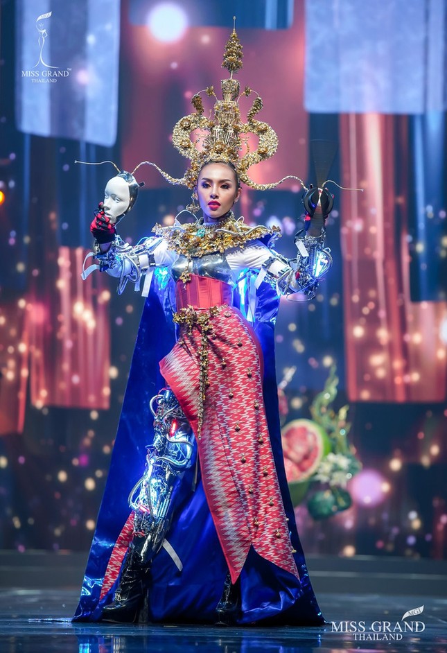 Sốc xỉu với loạt trang phục dân tộc siêu hoành tráng của Miss Grand Thái Lan 2020 ảnh 12
