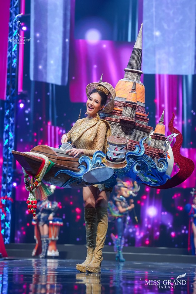 Sốc xỉu với loạt trang phục dân tộc siêu hoành tráng của Miss Grand Thái Lan 2020 ảnh 17