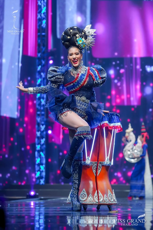 Sốc xỉu với loạt trang phục dân tộc siêu hoành tráng của Miss Grand Thái Lan 2020 ảnh 16