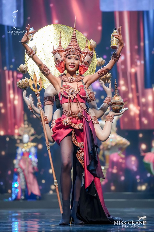 Sốc xỉu với loạt trang phục dân tộc siêu hoành tráng của Miss Grand Thái Lan 2020 ảnh 15