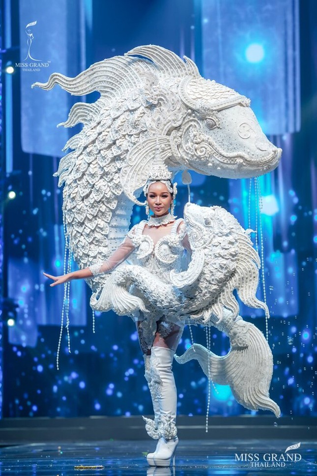 Sốc xỉu với loạt trang phục dân tộc siêu hoành tráng của Miss Grand Thái Lan 2020 ảnh 10