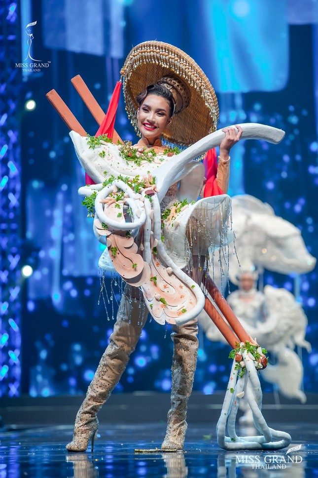 Sốc xỉu với loạt trang phục dân tộc siêu hoành tráng của Miss Grand Thái Lan 2020 ảnh 4
