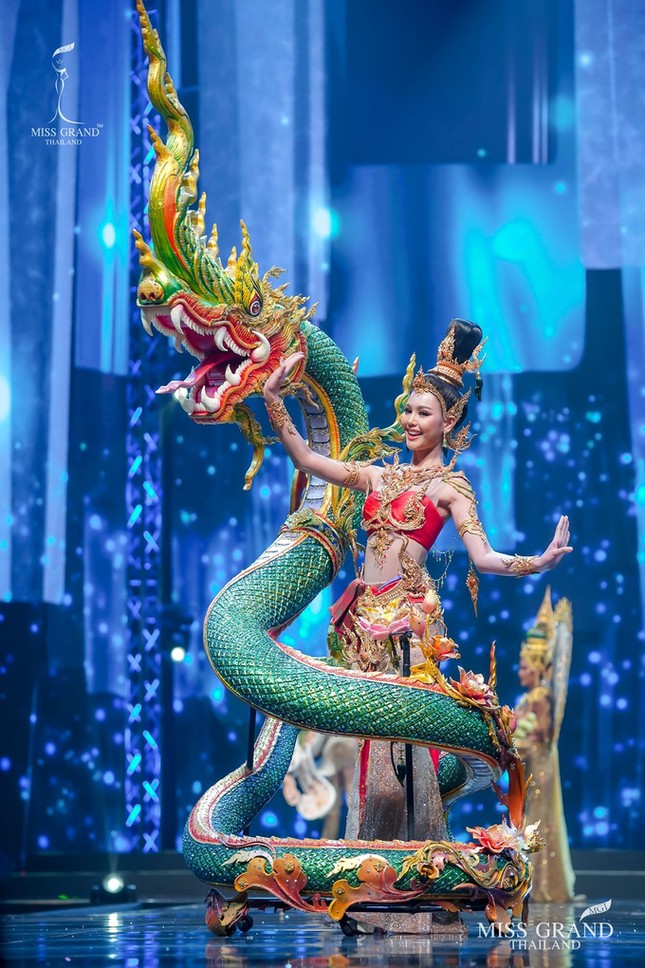 Sốc xỉu với loạt trang phục dân tộc siêu hoành tráng của Miss Grand Thái Lan 2020 ảnh 1