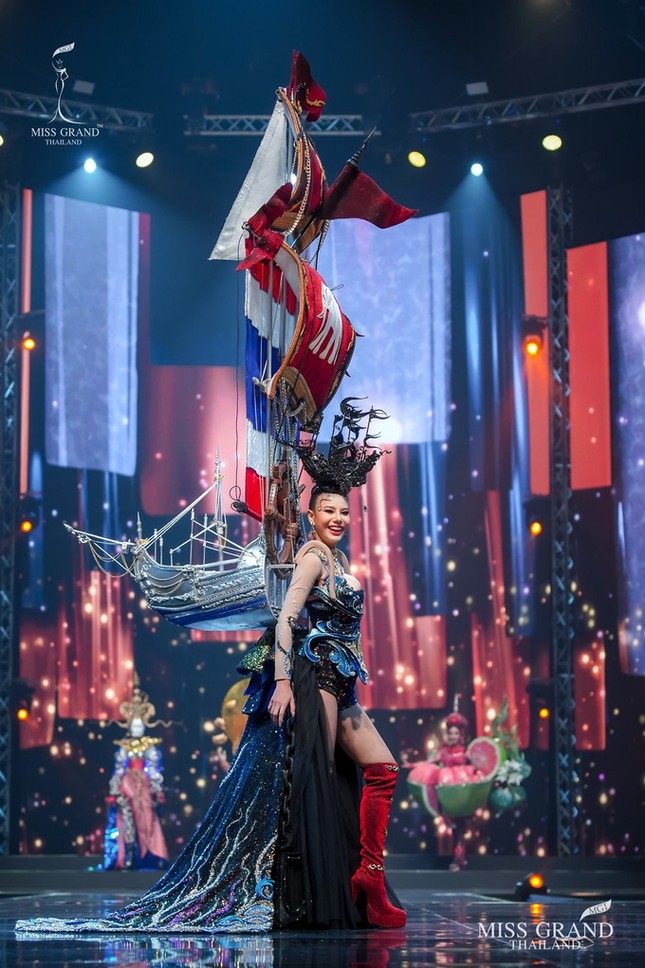 Sốc xỉu với loạt trang phục dân tộc siêu hoành tráng của Miss Grand Thái Lan 2020 ảnh 9