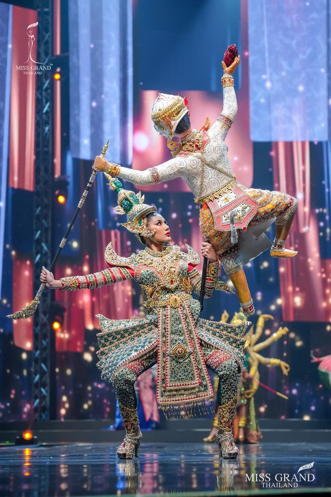 Sốc xỉu với loạt trang phục dân tộc siêu hoành tráng của Miss Grand Thái Lan 2020 ảnh 2
