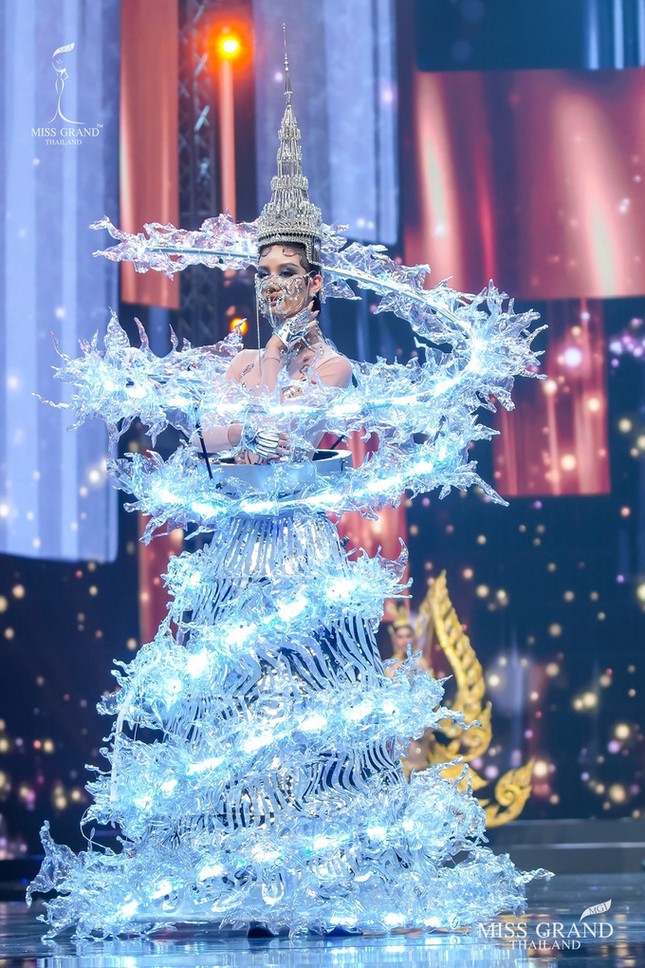 Sốc xỉu với loạt trang phục dân tộc siêu hoành tráng của Miss Grand Thái Lan 2020 ảnh 7