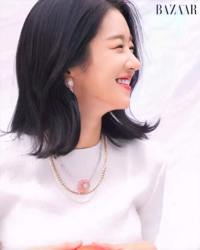 Seo Ye Ji khiến fan lo lắng vì thân hình “da bọc xương” trên Harper's BAZAAR Hàn ảnh 1