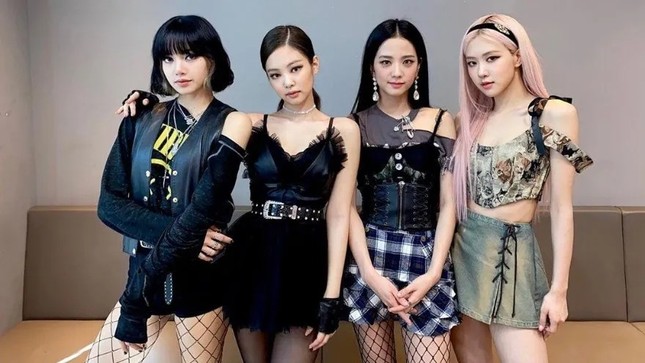 “Thiên nga đen” Jennie khiến các tín đồ của màu đen phát cuồng vì bộ váy “đỉnh của đỉnh“ ảnh 1