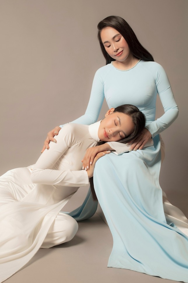 Bộ ảnh chứng minh nhan sắc đỉnh cao của Hoa hậu Tiểu Vy là được thừa hưởng từ mẹ ảnh 1
