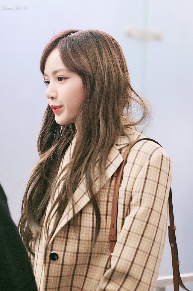 Cứ ngỡ Lisa BLACKPINK để tóc mái che nhược điểm, hóa ra rẽ tóc khoe trán còn xinh yêu hơn ảnh 2