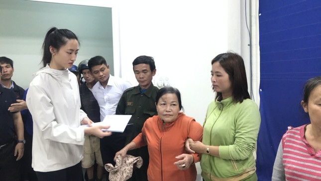 Dàn Hoa hậu Mỹ Linh, Tiểu Vy, Thùy Linh trao tặng 200 triệu cho đồng bào miền Trung ảnh 2
