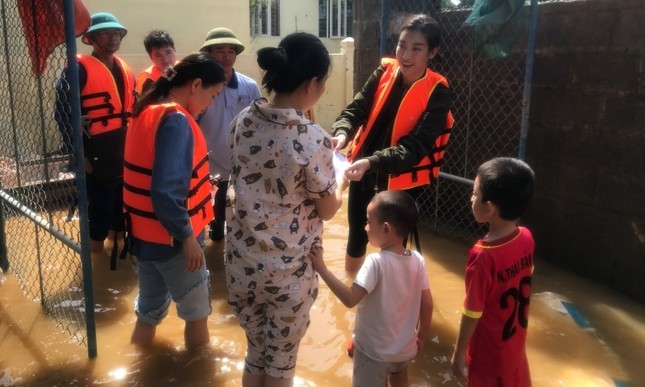 Hoa hậu Đỗ Mỹ Linh lội nước lũ tới nhiều hộ dân ở Lệ Thủy, Quảng Bình để tiếp tục cứu trợ ảnh 1