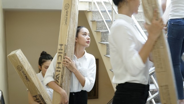 Tập 2 Người Đẹp Nhân Ái: Thí sinh Hoa Hậu Việt Nam 2020 tri ân người lái đò khiếm thị ảnh 2