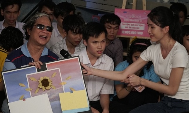 Tập 2 Người Đẹp Nhân Ái: Thí sinh Hoa Hậu Việt Nam 2020 tri ân người lái đò khiếm thị ảnh 6
