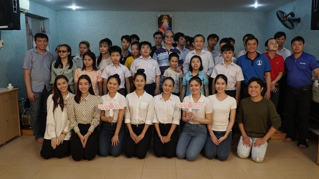 Tập 2 Người Đẹp Nhân Ái: Thí sinh Hoa Hậu Việt Nam 2020 tri ân người lái đò khiếm thị ảnh 5