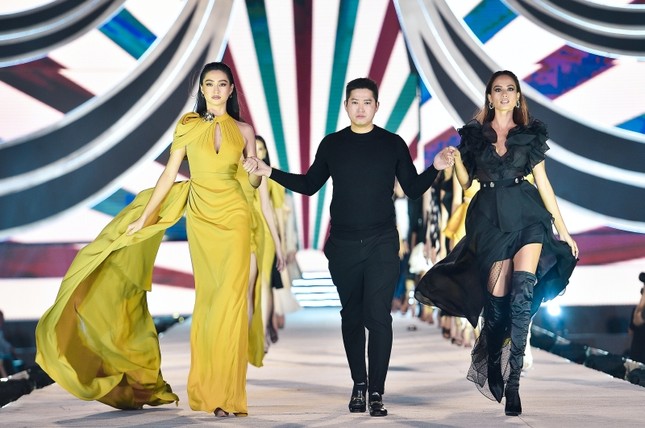 Hoa hậu Lương Thùy Linh “kết sổ” đêm thi Người đẹp Thời trang với màn catwalk cực đỉnh ảnh 1