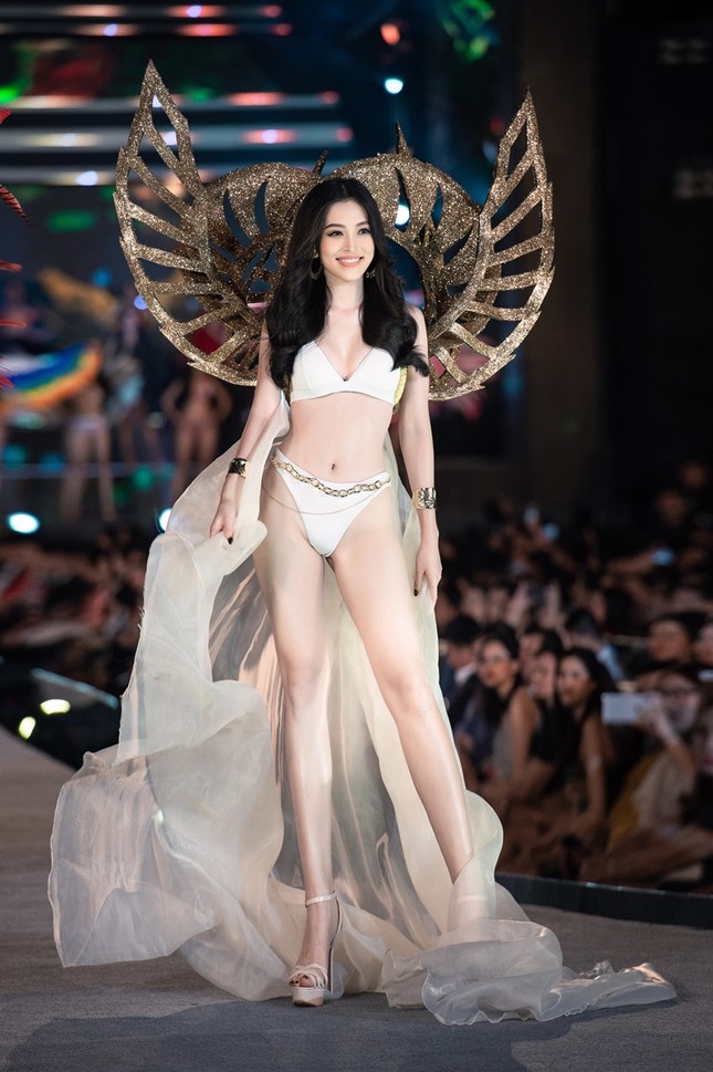 Tiểu Vy, Phương Nga, Thúy An khoe body cực phẩm như siêu mẫu trên sân khấu Người đẹp Biển ảnh 5
