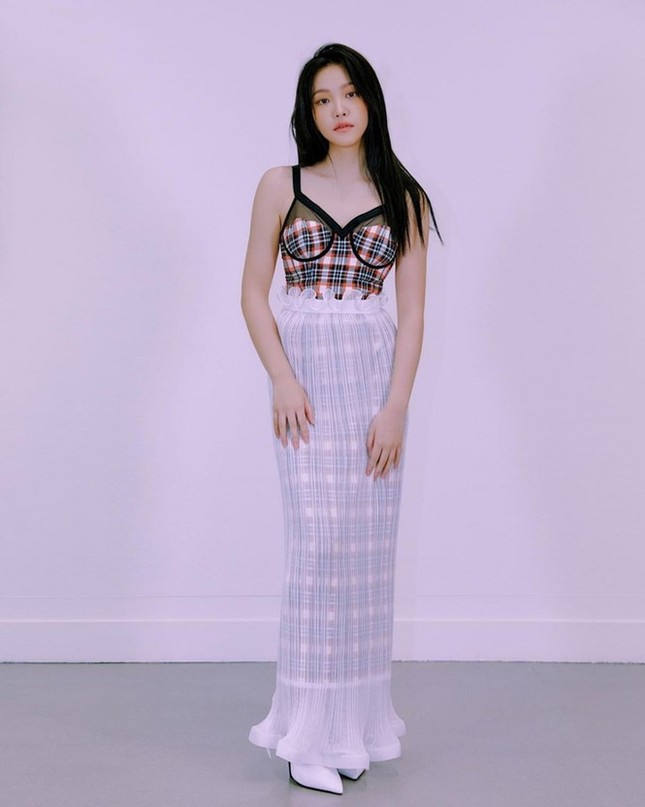 K-Pop có thêm “nàng tiên cá bị mắc lưới”, stylist nhà BLACKPINK lại được ca ngợi hết lời ảnh 2