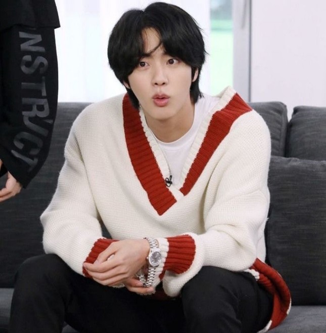 Áo len và đồng hồ của Jin (BTS) có giá tiền chênh lệch cỡ nào mà khiến netizen sửng sốt ảnh 2