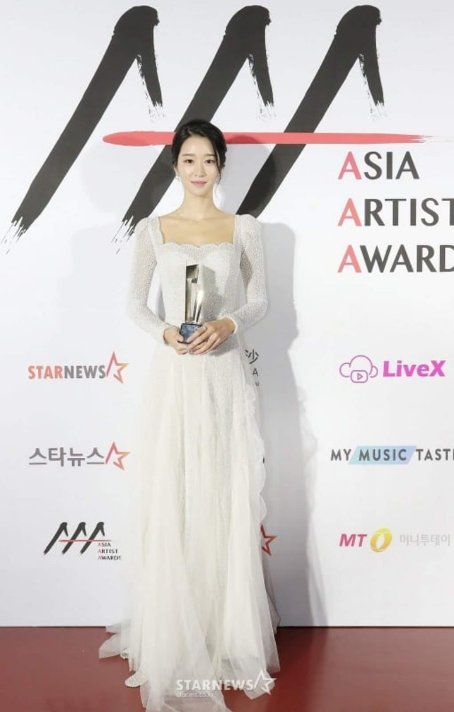 Xuất hiện trên thảm đỏ AAA 2020 với mẫu váy phong cách cô dâu, Seo Ye Ji bị chê nhạt nhòa ảnh 2