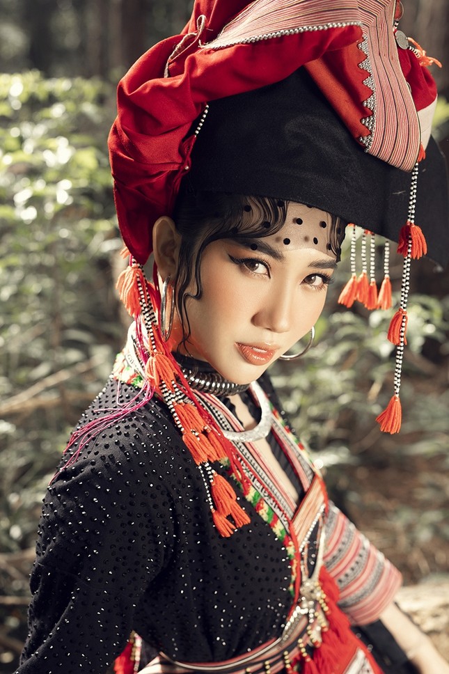 Thúy Ngân “hóa thân” thành cô gái dân tộc xinh đẹp cuốn hút giữa rừng thông ảnh 9
