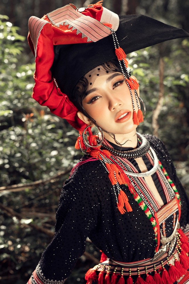 Thúy Ngân “hóa thân” thành cô gái dân tộc xinh đẹp cuốn hút giữa rừng thông ảnh 10