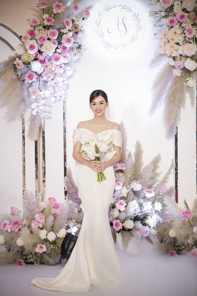 Tường San xinh như công chúa, đọ sắc với Tiểu Vy, Mỹ Linh, Lương Thùy Linh trong ngày cưới ảnh 1