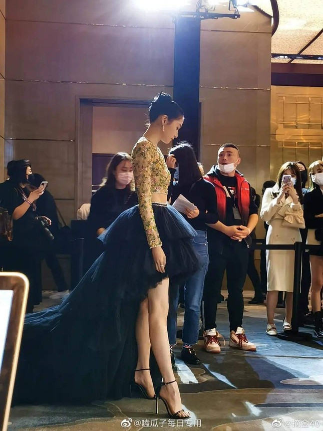 Quan Hiểu Đồng lên No.1 hot search vì chiếc váy, tưởng được khen hóa ra bị chê tơi tả ảnh 6