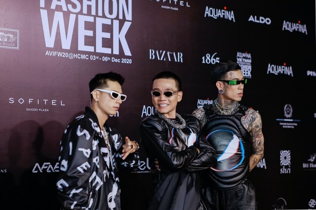 VIFW ngày 2: Karik diện phong cách yukata, Suboi ăn diện đồ hiệu “chặt chém” hết cỡ ảnh 7