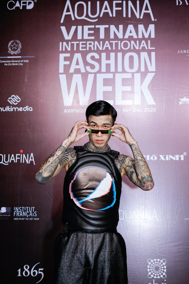 VIFW ngày 2: Karik diện phong cách yukata, Suboi ăn diện đồ hiệu “chặt chém” hết cỡ ảnh 5