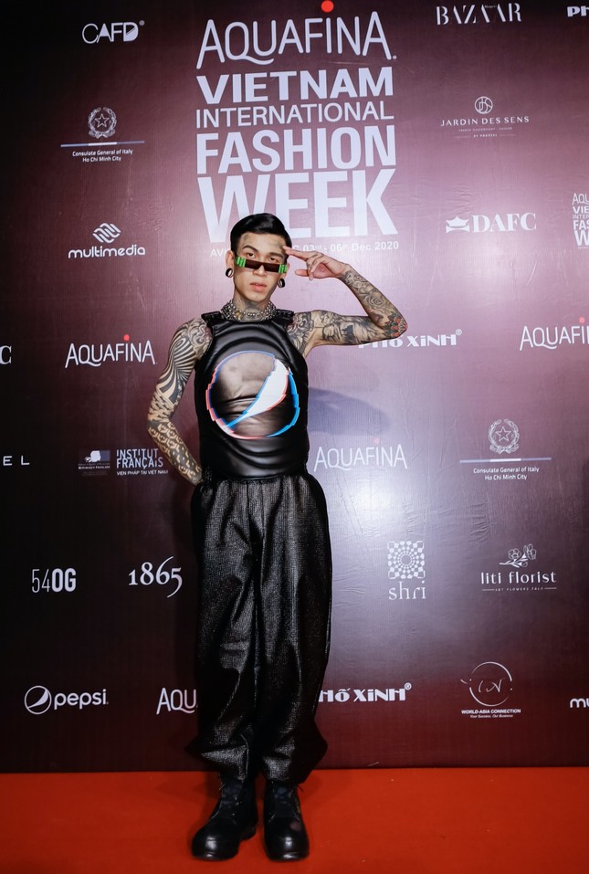 VIFW ngày 2: Karik diện phong cách yukata, Suboi ăn diện đồ hiệu “chặt chém” hết cỡ ảnh 4
