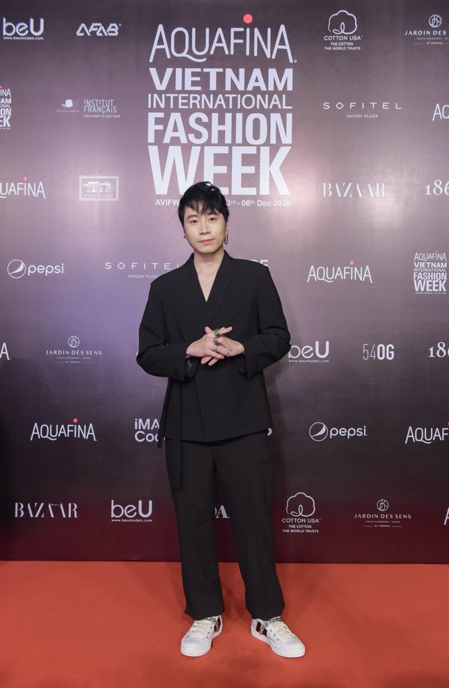 VIFW ngày 2: Karik diện phong cách yukata, Suboi ăn diện đồ hiệu “chặt chém” hết cỡ ảnh 3
