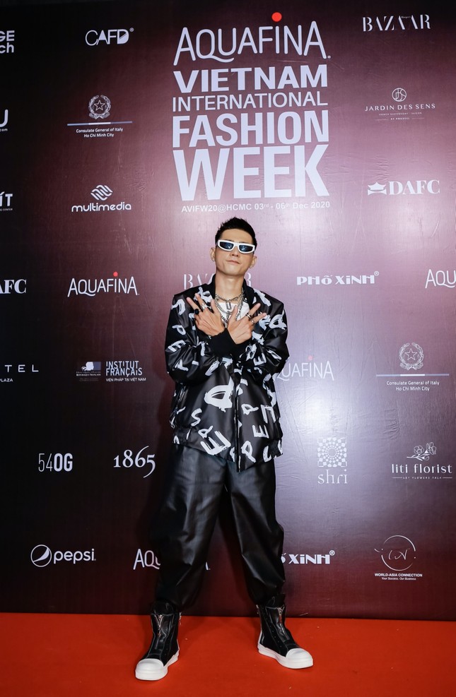 VIFW ngày 2: Karik diện phong cách yukata, Suboi ăn diện đồ hiệu “chặt chém” hết cỡ ảnh 6