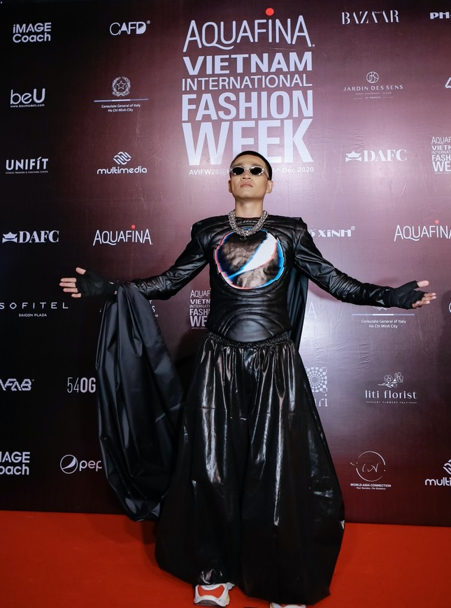 VIFW ngày 2: Karik diện phong cách yukata, Suboi ăn diện đồ hiệu “chặt chém” hết cỡ ảnh 1