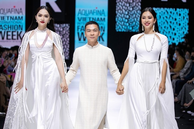Hoa hậu Tiểu Vy và Hương Giang hóa thân thành “ả đào”, ai thướt tha dịu dàng hơn? ảnh 8