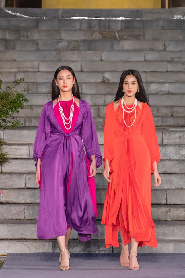 Hoa hậu Đỗ Thị Hà, Lương Thùy Linh mặc áo yếm, tự tin catwalk giữa thời tiết dưới 10 độ ảnh 2